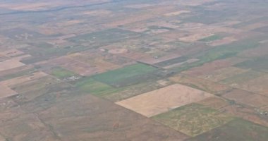 Bulutların üzerinde uçan uçaklar güzel topraklar üzerinde mavi gökyüzü