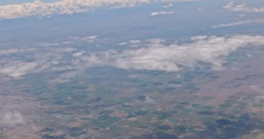 Bulutlar güzel toprakların üzerinde Mavi gökyüzü