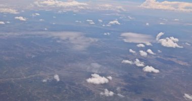 Kabarık bulutların üzerinden uçarken New Mexico 'dan ABD' yi terk et.