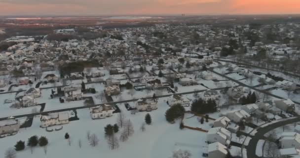 Telhados cobertos de neve vista aérea de casas um dia de inverno — Vídeo de Stock