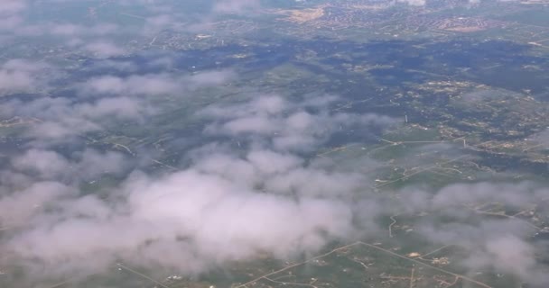 Облако сверху воздушный вид на голубое небо красивый природный ландшафт из окна самолета. — стоковое видео