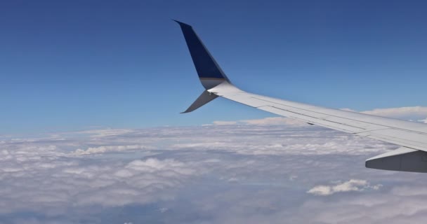 Ala del avión con nubes sobre el cielo azul — Vídeos de Stock