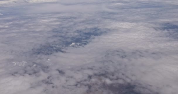 天空中在云层之上飞行的飞机上的天空视图 — 图库视频影像