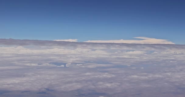 Blå himmel moln vy in från flygplansfönstret — Stockvideo