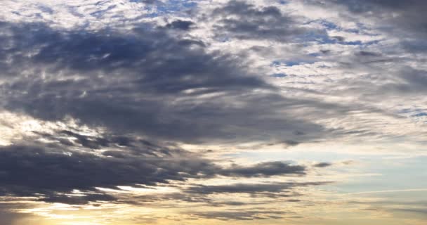 Pôr do sol com majestosas nuvens no céu — Vídeo de Stock