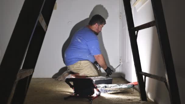 Heimwerker streicht mit Pinsel einen Türrahmen — Stockvideo