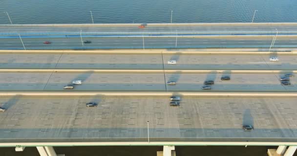 Vue panoramique sur le dessus avec autoroute à grande vitesse, avec route de circulation, le pont sur la rivière — Video