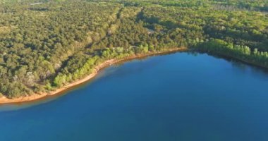Manzara manzarası, bir orman göletindeki mavi su dağ ormanları.