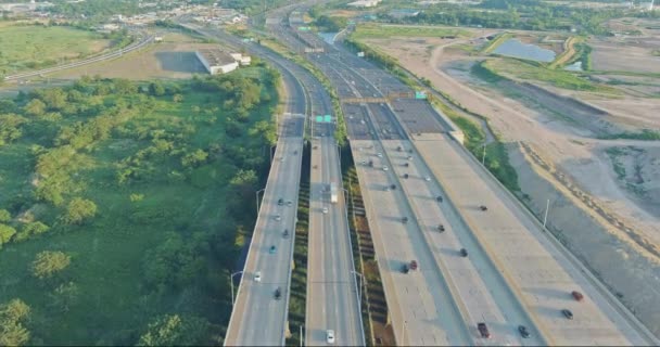Luftaufnahme Hochgeschwindigkeits-Autobahn mit Verkehrsstraße, die Alfred E. Driscoll Brücke über den Raritan River in der Nähe der Stadt Sayreville in den USA — Stockvideo