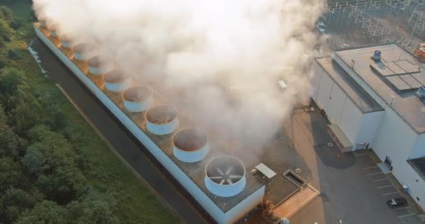 Büyük kulede çalışan endüstriyel görüşlü termal güç istasyonu. — Stok video
