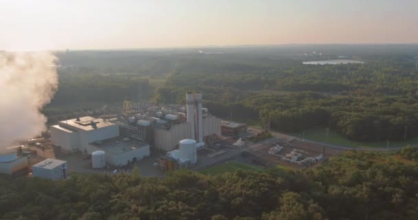 Dumanla çalışan termik santralde hava kirliliği — Stok video