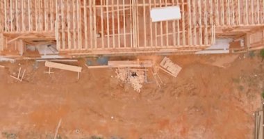 Panorama manzaralı bir apartman duvarının tamamlanmamış çerçevesi