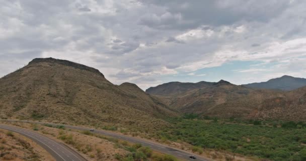 Collines rocheuses dans le désert en Arizona — Video