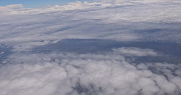 Vue aérienne du ciel bleu depuis les nuages des fenêtres de l'avion — Video