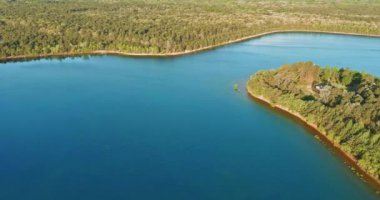 Bir ormandaki göl, pastoral yaz yatay