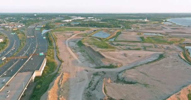 Letecký pohled shora na obrovský komplexní silniční křižovatku na automobily jedoucí po mostě Alfred E. Driscoll přes Raritan River New Jersey — Stock video