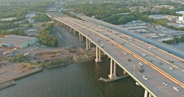 Widok z lotu ptaka na ogromny, złożony węzeł drogowy przy wejściu do mostu gubernatora Alfreda E. Driscolla w New Jersey — Wideo stockowe