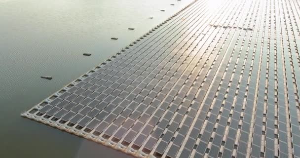 Zonnepanelen drijven in water met in de perfecte groene energie voor een schoon milieu — Stockvideo