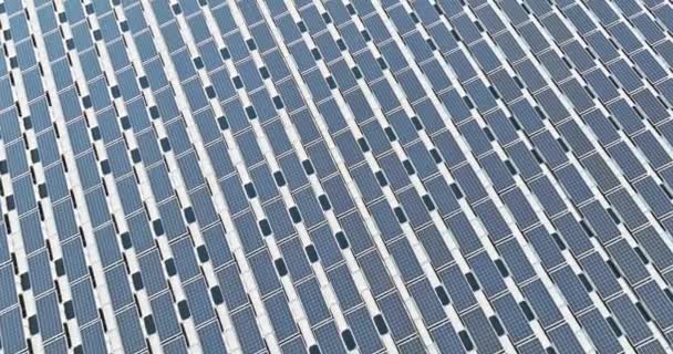 Vue aérienne panneaux solaires flottant dans l'étang — Video