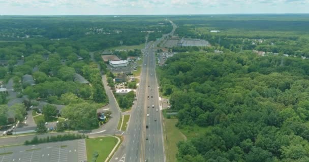 Автомобили и грузовики, мчащиеся по скоростной автостраде — стоковое видео