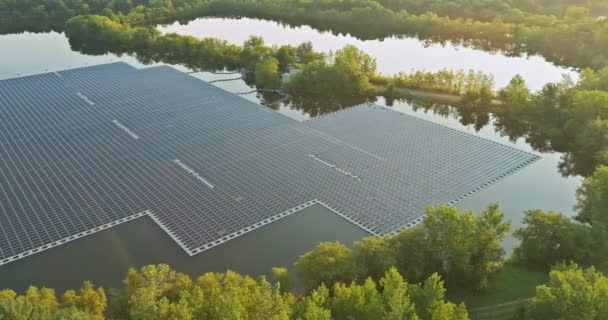 Vue aérienne du dessus des panneaux solaires de l'industrie de l'énergie électrique sur flottant dans l'eau du lac énergie renouvelable écotechnologie — Video