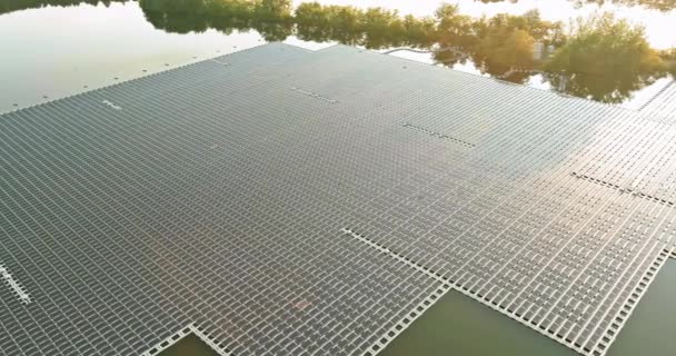 Vue aérienne technologie des énergies renouvelables dans les panneaux solaires flottant dans l'étang — Video