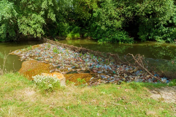 Plastik Kirliliği Plastik Şişelerle Yenmek Nehir Yaşamının Plastik Kirliliğini Temizlemek — Stok fotoğraf