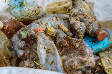 Kirlilik üzerine kirli plastik su şişeleri ile kullanılan boş