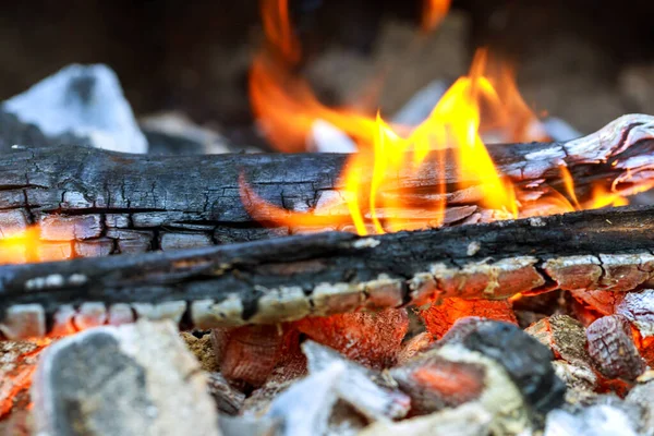 Kamin Feuerexplosion Sprengt Nahaufnahme Brennender Flammen Tanzend — Stockfoto