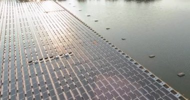 Göldeki yüzen çiftliğin panorama hava görüntüsü güneş panelleri hücre park platformu sistemi