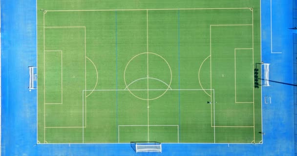 Fotbalové hřiště nebo fotbalové hřiště zelený trávník pro vytvoření sportovní hry. — Stock video