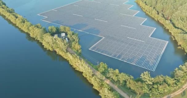 Vue aérienne de la plate-forme cellulaire des panneaux solaires flottants sur le lac — Video