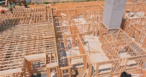 Holzbau-Rahmenkonstruktion auf Neubaugebiet — Stockvideo