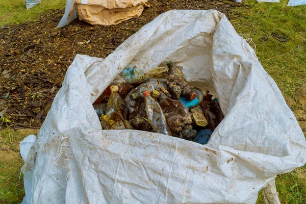 回收中的脏塑料瓶和垃圾袋 — 图库照片
