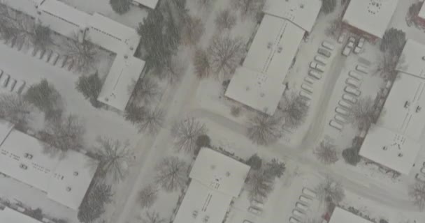 Paysage hivernal enneigé dans les rues résidentielles le jour de la chute de neige d'une petite ville complexe d'appartements — Video