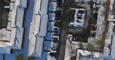 Küçük apartman kompleksi Amerikan kasabası kışın karlı bir kış manzarası kardan sonra yerleşim sokaklarında