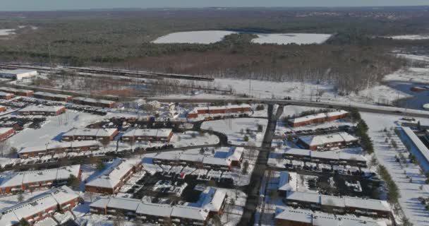 La vue d'hiver de petits appartements complexes cours maisons de toit couvert de neige — Video