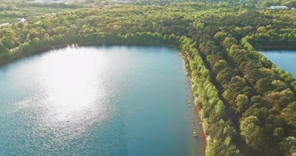 Vacker vår natur landskap med en sjö mellan grön skog — Stockvideo