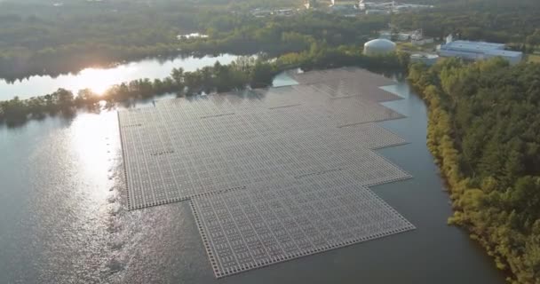 Vue aérienne du système de plate-forme cellulaire à panneaux solaires flottants sur le lac — Video