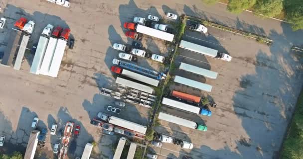 Vista aérea de la estación de transporte con parada de camiones cerca de la carretera interestatal — Vídeo de stock