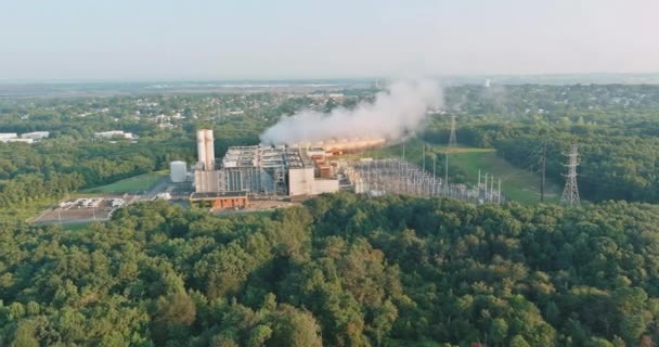 Βιομηχανικός θερμοηλεκτρικός σταθμός καπνοδόχος με ρύπανση του ατμού — Αρχείο Βίντεο