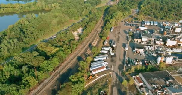 Воздушный панорамный вид на производство химического завода индустриальной зоны — стоковое видео