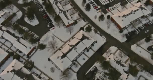 Η άποψη του χειμώνα των μικρών διαμερισμάτων συγκρότημα αυλές στεγών σπίτια καλύπτονται χιόνι — Αρχείο Βίντεο