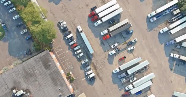 Kamyon dinlenme alanı rıhtımında kamyonları olan hava manzaralı bir otopark. — Stok video
