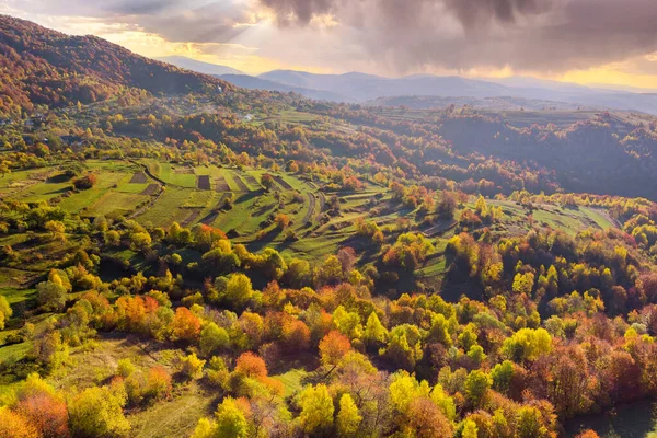 Gran Vista Panorámica Aérea Las Montañas Mañana Muchas Cimas Otoño —  Fotos de Stock