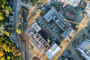 İki büyük vinç ve üst manzaralı yeni bir bina.