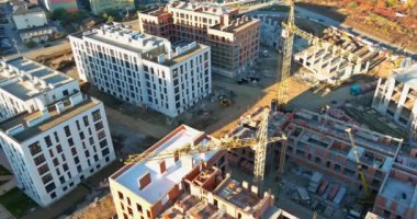Yüksek katlı vinçle panoramik manzara binalara karşı yapım aşamasında