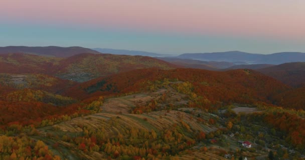 Pintorescos paisajes de montaña de otoño con cerca del pueblo de Cárpatos montañas — Vídeos de Stock