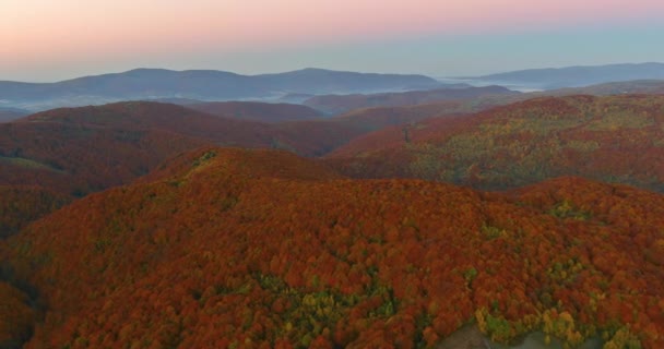 Gran vista panorámica de las montañas de la mañana en muchas cimas en otoño — Vídeos de Stock
