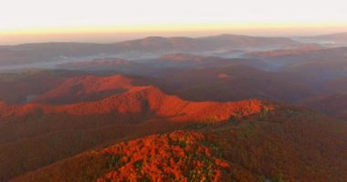 Karpat dağlarında şaşırtıcı sonbahar gündoğumu